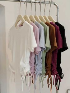 เสื้อยืดคอกลมแขนสั้นทรงสลิมฟิตสไตล์ย้อนยุคสไตล์อเมริกันสำหรับผู้หญิงในช่วงฤดูร้อน ดีไซน์เซ็กซี่ ดีไซน์เฉพาะตัว ชุดชั้นใน คอตั้ง