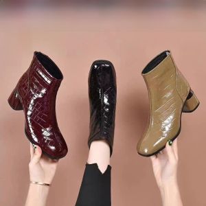 รองเท้าบูทสั้นหนัง PU สำหรับผู้หญิง ฤดูใบไม้ร่วง/ฤดูหนาว รองเท้าบูทมาร์ตินหุ้มข้อส้นสูงบุขนแกะหนา รองเท้าบูทหุ้มข้อแบบสวมสบาย