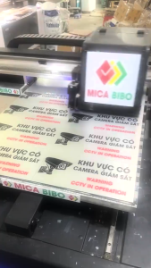 Biển báo khu vực giám sát camera chất liệu Alu nhôm xước bạc bền bỉ và thẩm mỹ.