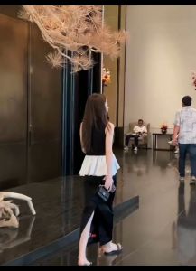 เสื้อเบลาส์ผู้หญิงสีดำ คอวีแขนกุด แต่งระบายชายเสื้อทรงหางปลาสีขาว ดีไซน์หรูหรา ผ้ายืด เสื้อครอป #3056