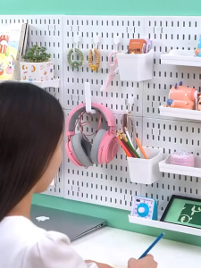 HOBWO DIY Pegboard เพ็กบอร์ดพลาสติก ABS บอร์ดรูติดผนัง ขนาด 100x40 ซม. สำหรับจัดเก็บเครื่องมือ+ของเล่น แถมตะขอ 30 ตัว