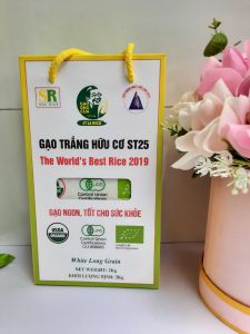 Gạo trắng hữu cơ ST25 chính hiệu. Hộp 2 kg hút chân không. Lúa ST25 được trồng trên đất canh tác hữu cơ. Không phân bón không thuốc trừ sâu