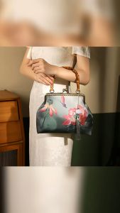 daidai (Ready Stock) Women Lotus Wood Handle Handbag Chain Shoulder Elegant Chinese Bag 古风包旗袍绣花金口复古民刺绣中国风斜跨手提拎包荷亭初雨