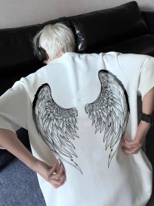 เสื้อยืดแขนสั้นพิมพ์ลายปีกไซส์ใหญ่ ทรงหลวม สำหรับผู้ชายและผู้หญิง สไตล์ฮิปฮอป เทรนด์สตรีท เสื้อยืดลำลอง ฤดูร้อน 2025