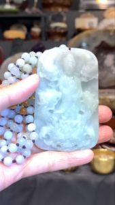 🇲🇾天然翡翠玉观音项链 双面雕刻 玉色透光带绿  项链也是翡翠玉石珠子  玉牌高: 7.5cm  宽: 4.8cm  厚度: 1.3cm   项链长: 28.5cm  重: 117g Natural Jade Guanyin Necklace Double-sided carving translucent jade with a green hue. The necklace is also made of jade beads