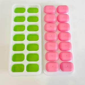 Sku176- Khay đá Silicon có nắp đậy có 14 ô mềm mại khi lấy đá ( giao màu ngẫu nhiên)