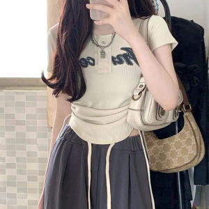 เสื้อยืดแขนสั้นสไตล์อเมริกันสำหรับผู้หญิง ทรงเข้ารูป ลายพิมพ์ ทรงเข้ารูป แฟชั่นฤดูร้อน เสื้อผ้าทำงานสไตล์เกาหลี