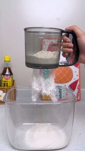 กระป๋องร่อนแป้งแบบมือ ที่ร่อนแป้ง ที่ร่อนแป้งมือบีบ ที่ร่อนน้ำตาล กระชอนร่อนแป้ง ด้วยสไตล์แบบถ้วย โรยไอซิ่ง รูตะแกรงความละเอียดสูง ช่วยให้ได้แป้งเนื้อเนียน ที่ร่อนแป้งมือพลาสติก อุปกรณ์เบเกอรี่