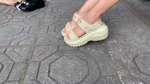 DÉP SANDAL NHỰA ĐI MƯA CROCS MEGA CRUSH CAO 8CM CHO NỮ màu kem