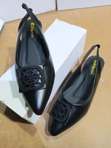 Pansus Wanita Karet Belakang Bunga