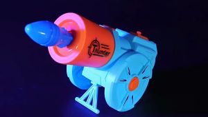 ของเล่นรถปืนใหญ่สำหรับเด็กสามารถยิงกระสุนกระพริบกินไก่จรวดครกเสียงรถรบโมเดลทหาร