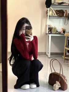 Retro American Design Slimming Base Layer Knitwear Womens Belted Hollow out Twisted inside Knitted Top Fashionable Commute Style