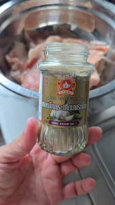 ผงหมักกระเทียมพริกไทย น้ำหนัก 50กรัม ตราง่วนสูน ใช้เครื่องเทศอย่างดี หอมๆ สำหรับหมักเข้าเนื้อ หรือเมนูผัด