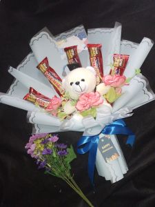 Buket boneka wisuda plus bengbeng/buket wisuda/ buket coklat bengbeng buket bunga Buket boneka wisuda buket ulang tahun/ hadiah/ kado