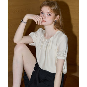 KUHNMARVIN | Áo Blouse Dập Ly Phong Cách Minimalist Cho Người Đi Làm Nữ Tay Ngắn