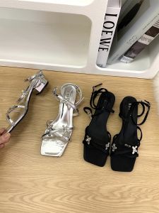 รองเท้าแตะ Galaxy Butterfly สไตล์ฝรั่งเศสหรูหราสําหรับผู้หญิงพร้อมสายรัดข้ามส้นกลางหนัง Ultrafine เปิดนิ้วเท้ารองเท้าดอกไม้ฤดูร้อน