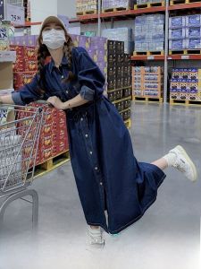 ชุดเดรสยีนส์ทรงหลวมสไตล์ฝรั่งเศสย้อนยุคสำหรับผู้หญิงฤดูใบไม้ผลิและฤดูใบไม้ร่วง กระโปรงทรงเอยาวคลุมเข่า แขนยาว สีพื้น กระดุมเดียว