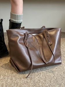 Retro Large Capacity Womens Shoulder Bag 2025 New Autumn Winter College Class Casual Commuting Tote Bag Soft PU Zipper Closure