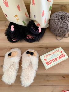 รองเท้าแตะสุนัขทรงหัวเข็มขัดสุดน่ารักสำหรับใส่กลางแจ้งในฤดูใบไม้ร่วงปี 2024 รองเท้าแตะแบบสวมหัวขนนุ่มกันลื่นสำหรับนักเรียนหอพัก