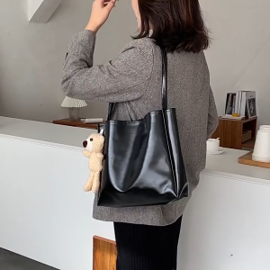 MOUSSON ผู้หญิงแฟชั่นอินเทรนด์ใหม่กระเป๋าอารมณ์ที่เรียบง่ายกระเป๋าสะพายความจุขนาดใหญ่กระเป๋า Messenger ได้สบายๆ