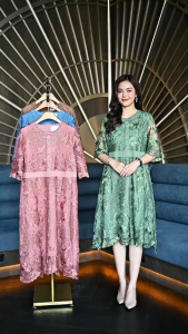 Cutie Minute อก 40” 42” 44“ เดรสผ้าลูกไม้ออแกนซ่าเกรดพรีเมี่ยม ลายลูกไม้สวยมากค่ะ เนื้อผ้างานปักมีความเงางามโดดเด่นอลังการ ดีเทลตอกมุขที่คอ