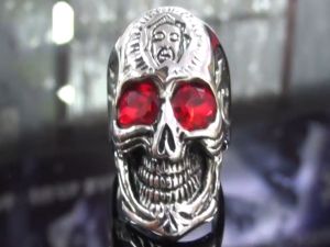 Cincin Tengkorak Eropa & Amerika: Desain Retro Bertatahkan Batu Ruby