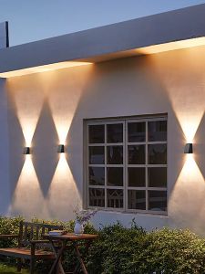 2200mAH ไฟ LED ขึ้นและลง พลังงานแสงอาทิตย์กลางแจ้ง โคมไฟติดผนัง กันน้ำ สำหรับรั้วสวน ไฟลาน