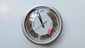 Jam Dinding Besar Kamar Kantor Elegant Senyap Tidak Berisik Sweep Diameter 32cm Mesin Diamond 321-8