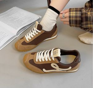รองเท้าผ้าใบพื้นหนาสำหรับผู้หญิง รองเท้าสีขาวสไตล์ย้อนยุค รองเท้าฝึกซ้อมแบบผูกเชือกสไตล์เกาหลีของเยอรมันที่สวมใส่สบายและน้ำหนักเบา