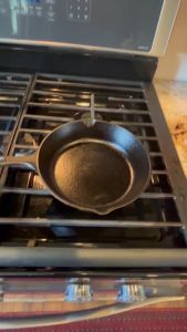 16/20/26 ซม. กระทะเหล็กหล่อ ดิฉันเผย (Cast iron skillets) - กระทะเหล็กหล่อ ใช้กับเตาทุกประเภท