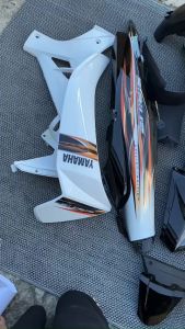 Dàn áo sirius màu trắng phối đen dán sẵn tem đi ốp hello/ dè si Fi chế. Hàng 1/1.