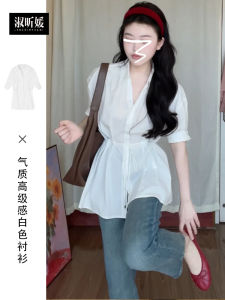 เสื้อเชิ้ตแขนสั้นผู้หญิงสีขาว ฤดูร้อน 2025 ใหม่ ยอดนิยม สไตล์ไฮเอนด์ สง่างาม น่ารัก เสื้อเชิ้ตสั้น คอกลม ปกติ