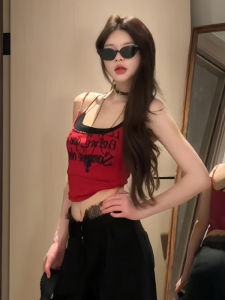 เสื้อกั๊กแขนกุดพิมพ์ลายโกธิกสีแดงสำหรับผู้หญิง ทรงเข้ารูป สไตล์วินเทจอเมริกัน พร้อมแผ่นเสริมหน้าอก คอวี แขนกุด ฤดูใบไม้ผลิ 2025