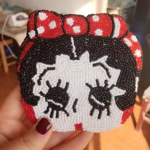 กระเป๋าใส่เหรียญแบบมินิทำจากลูกปัดเย็บมือดีไซน์หัวใจ ของขวัญสร้างสรรค์สำหรับผู้หญิง กระเป๋าใส่เหรียญแบบพกพาที่สวยงามและทันสมัย