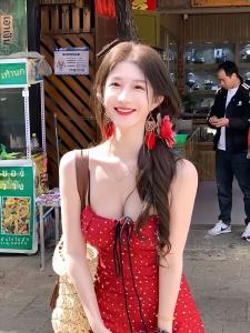 ชุดเดรสสั้นแขนกุดลายดอกไม้สีแดงสำหรับผู้หญิงในช่วงฤดูร้อน ชุดเดรสสั้นชายหาดสำหรับวันหยุด ชุดเดรสสั้นเอวสูงสไตล์เรโทรสำหรับวัยรุ่น