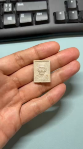 พระผงรูปเหมือน หลวงปู่โต๊ะ วัดประดู่ฉิมพลี รุ่น เพชรรุ่งโรจน์ ฝังตะกรุดเงิน ปี ๓๕ ผสมผงเก่าและอังคารธาตุ #รับประกันพระแท้