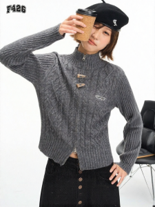F426 | Retro Casual Horn Button Jacquard Fitting Sweater