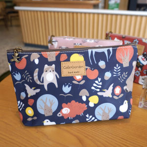 กระเป๋าเครื่องสำอางพกพาขนาดใหญ่แบบพกพาที่ทนทานต่อการเปียกปนดูดซับน้ำลายแบบพกพาสำหรับเดินทาง กระเป๋าใส่ของใช้ในห้องน้ำแบบพกพาที่ทนทาน