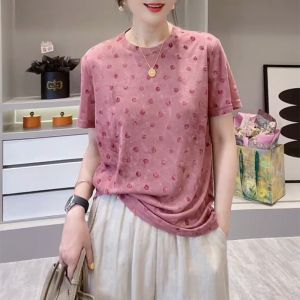 Shalldoer | เสื้อยืดคอกลมแขนสั้นลายจุดสีชมพูหวานๆ สำหรับผู้หญิง ทรงเข้ารูป สไตล์เกาหลี แฟชั่นฤดูร้อน 2025 เสื้อผ้าทำงาน สไตล์หวานๆ