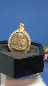 Super Famous Top Monk Lp Toh(Wat Pradochimplee) Jumbo 2 (Sorng) Nur Phong Kersorn(Pollen Powder) Phra Pidta Amulet BE2521~23 back with Lp Toh Yant大名鼎鼎的圣僧龙婆多稀有(少量发行)花粉圣料粉经典必打佛珍宝2掩面佛佛牌(又称拍必打佛)品相完美背面经典经文已包好非常精美金光闪闪镀金钻石防水壳