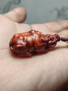 Mặt Dây Chuyền Khóa Kéo Hình Con Bò Gỗ Đỏ Bằng Gỗ Cam Thủ Công Mỹ Nghệ Trung Quốc Phong Cách Trung Hoa Tùy Chỉnh