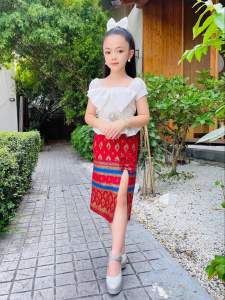 New ชุดไทยประยุกต์ สีแดงทอง เสื้อแขนตุ๊กตาโบใหญ่+กระโปรงยาวผ่าหน้าผ้าไทยพิมพ์ทองอย่างดี(แถมโบคาดผม)