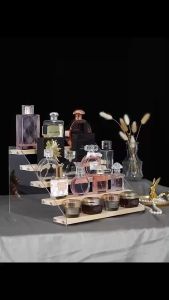 Kệ gỗ kết hợp với mica nhiều tầng để trang bày mỹ phẩm mô hình