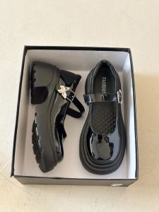 รองเท้าส้นหนา Mary Janes สำหรับผู้หญิง ฤดูร้อนปี 2025 สไตล์อังกฤษ รองเท้าส้นสูงแบบผูกโบว์ รองเท้าหนังหัวมน รองเท้าแฟชั่น