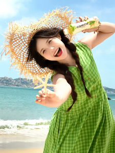 Itawina | ชุดเดรสยาวแขนกุดสีเขียวสไตล์วันหยุดฤดูร้อนสำหรับผู้หญิง 2025 ชุดเดรสยาวคอตั้งลายสก็อตทรงเอวสูง กระโปรงทรงเอยาวคลุมเข่า