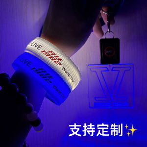 Đồ Chơi Biểu Diễn Sân Khấu Màu Xanh Lá Cây 2025 Logo Zhang Jie 1982 Cánh Tay Cầm Sáng Bóng Chất Liệu Nhựa