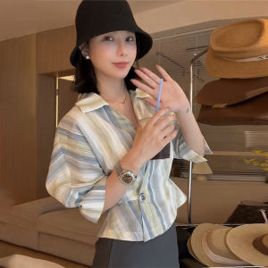 เสื้อเชิ้ตแขนสั้นสไตล์ฝรั่งเศสลายทางแนวตั้งสำหรับผู้หญิงในช่วงฤดูร้อน ทรงเข้ารูป เสื้อคอโปโล ทรงเข้ารูป สไตล์เกาหลี