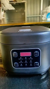 3L rice cooker with digital display and multiple cooking functions. Suitable for home kitchen use.