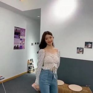 แขนพัฟ ลายดอกไม้ ละเอียดอ่อน เสื้อเชิ้ตแขนยาวเปิดหลัง สดชื่นในฤดูร ราคาเสียง อ่อนเยาว์ มี 16 สีให้เลือก