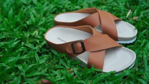 Sandal Puyuh Wanita Model Ban Dua Silang Gesper Kekinian JESSELYN by: Christian Bale